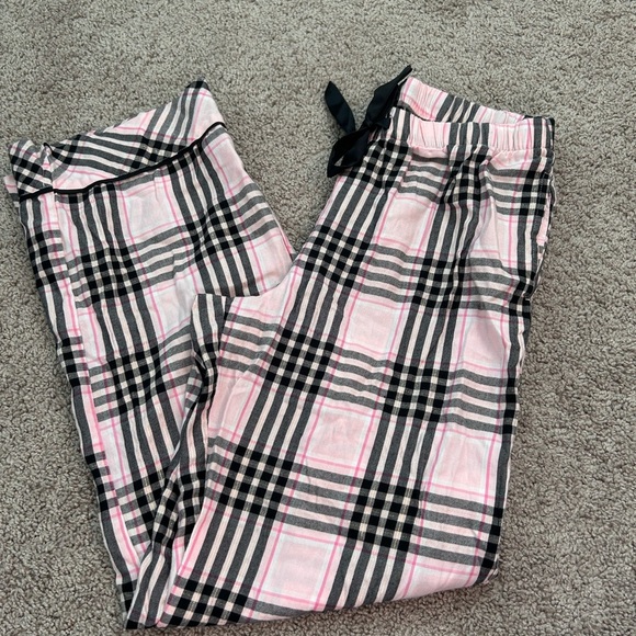 Victoria Secrets Pink & Black Plaid Women’s PJ Set


Size S - Picture 5 of 9